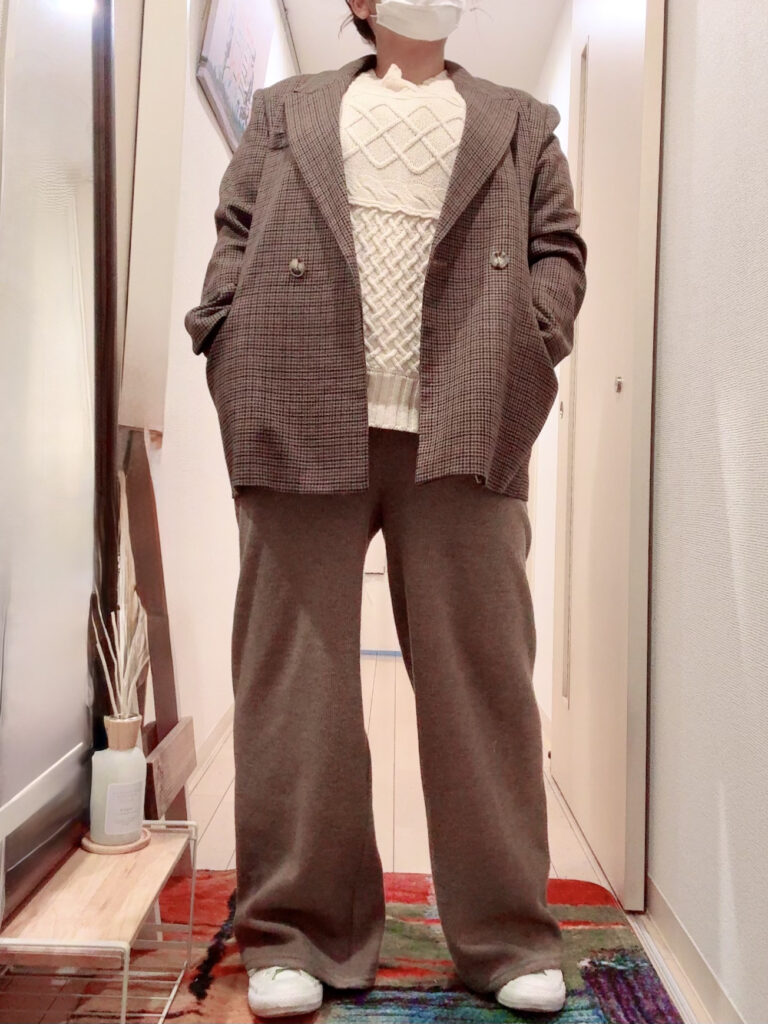 チェック柄のダブルジャケットに白のニットベスト、ブラウンのワイドパンツを合わせた、3XLサイズのキチンと見えオフィスコーデ。