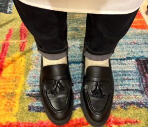黒のパンツに白ソックスとタッセルローファーを合わせた、トラッドな足元コーデ