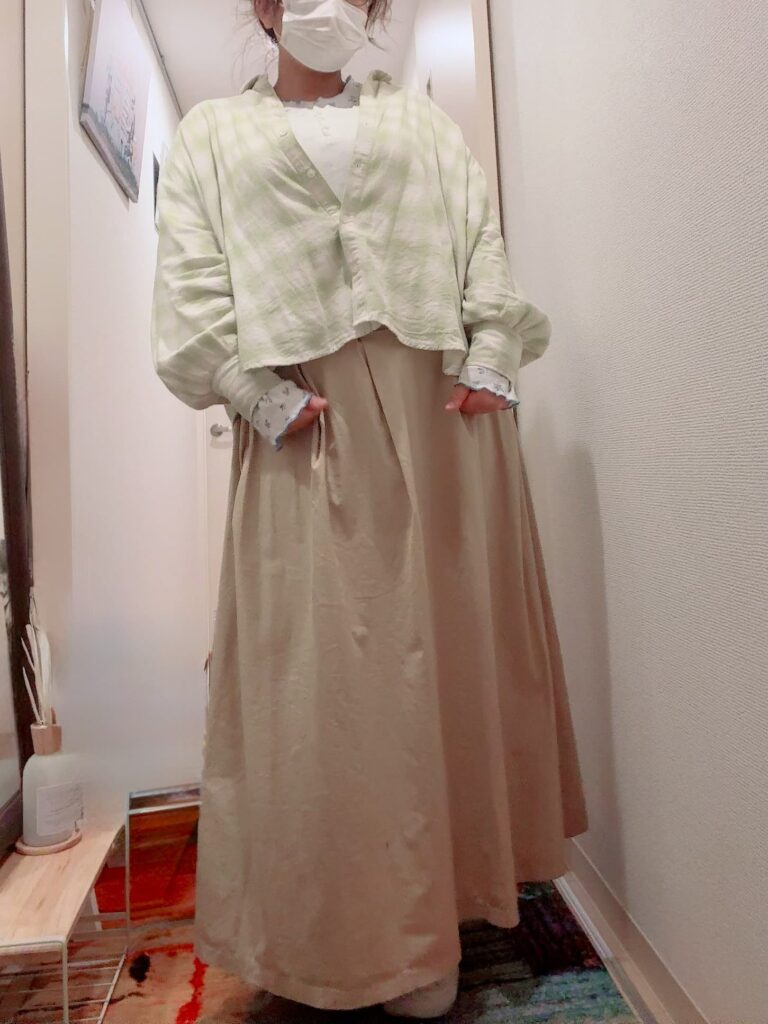 40代ぽっちゃり主婦の春色コーデ ミントグリーンのチェックシャツとベージュスカート