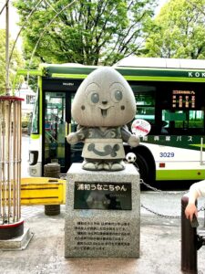 浦和駅前にあるアンパンマンの生みの親・やなせたかしさんデザインの
「浦和のうなこちゃん」の石像