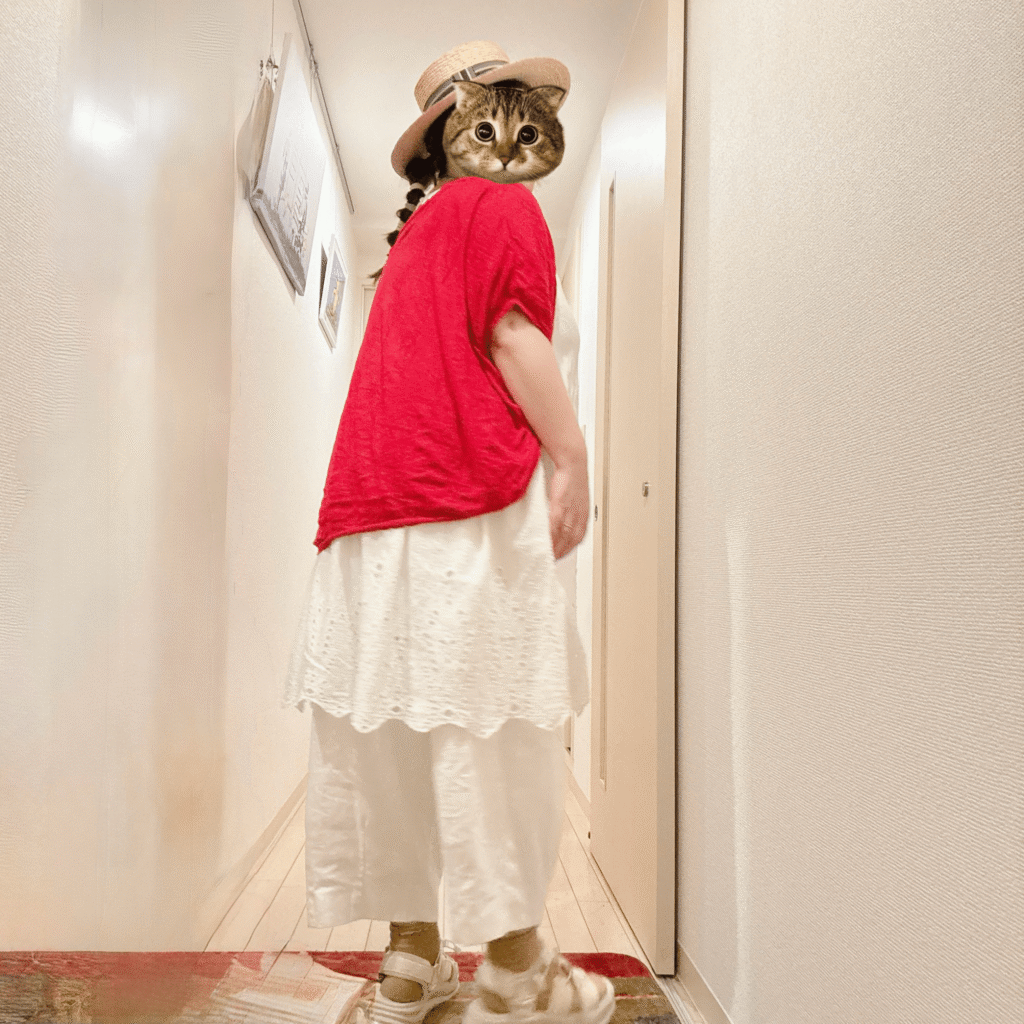 ゆったりした白いワイドパンツとサンダルを合わせたコーデの斜め後ろ姿