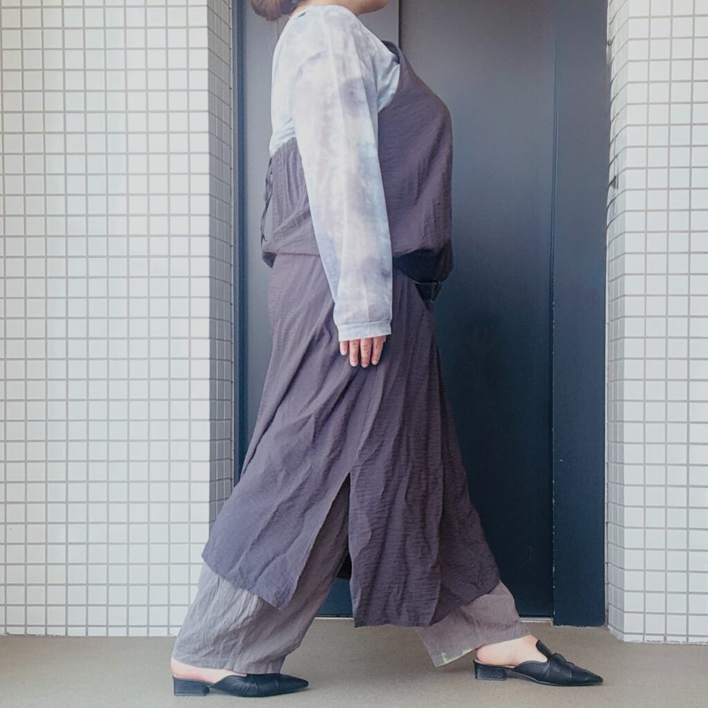 40代ぽっちゃり主婦のキャミワンピ×リラックスパンツ重ね着 サイドスリットの抜け感