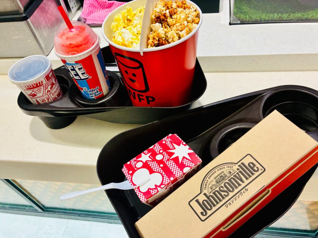 映画館で購入したポップコーンのペアセットとジョンソンヴィルホットドッグ、コロコロチキン