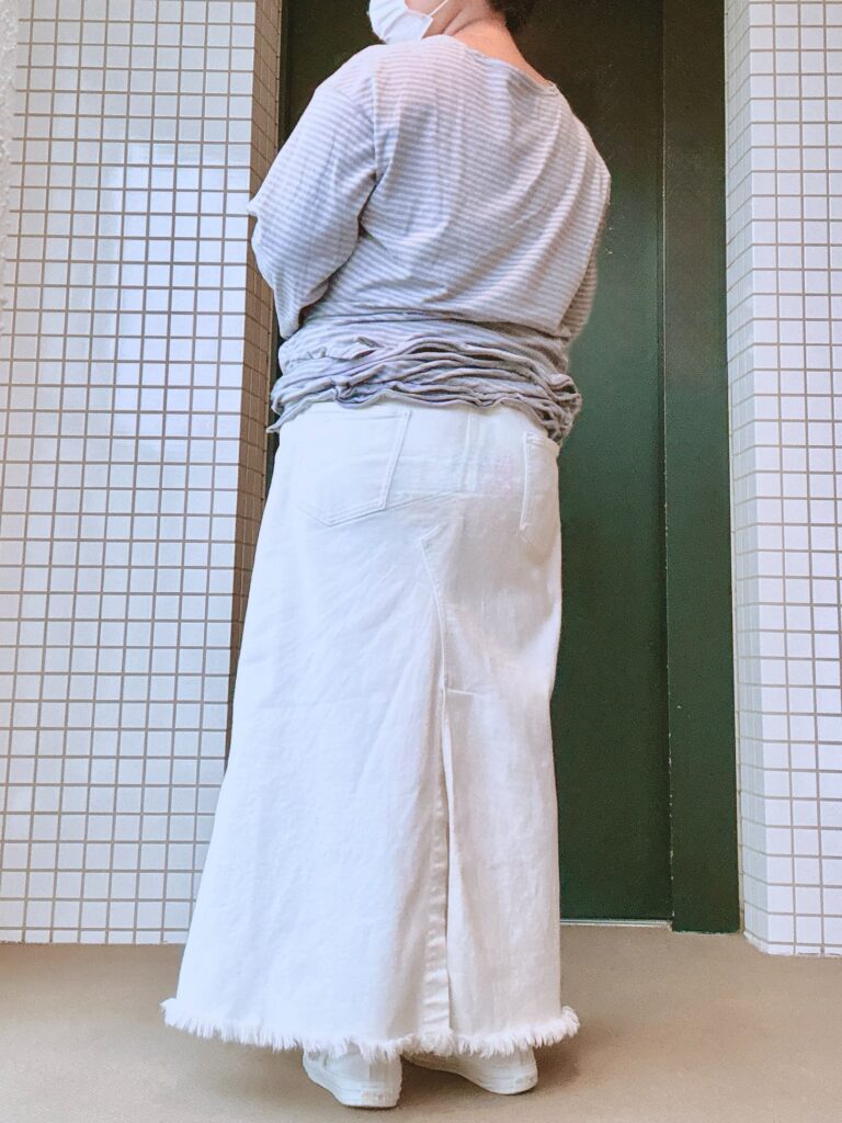 デニム生地スカート、バックショット