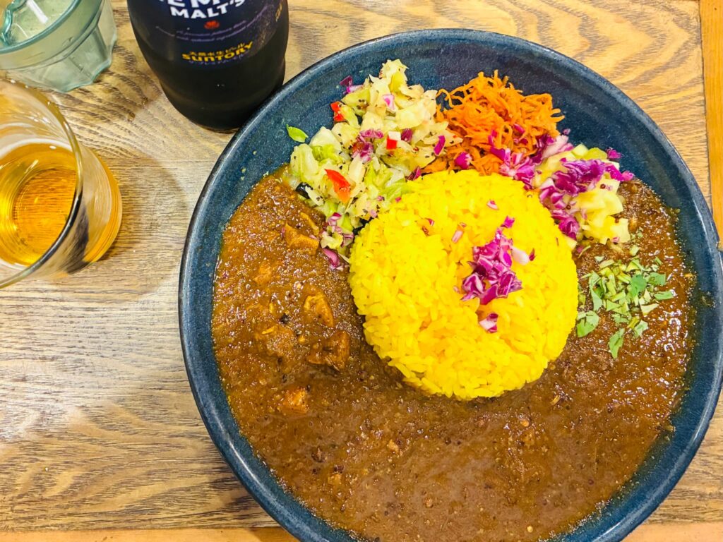 高円寺スパイスカレー青藍の「スパイスチキンカレーZ定食」とプレミアムモルツビール