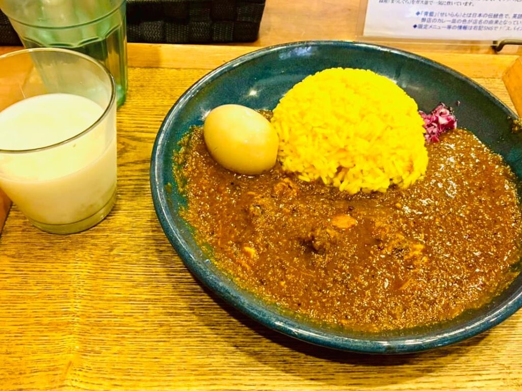 高円寺スパイスカレー青藍の「スパイスチキンカレー定食」に卵トッピング