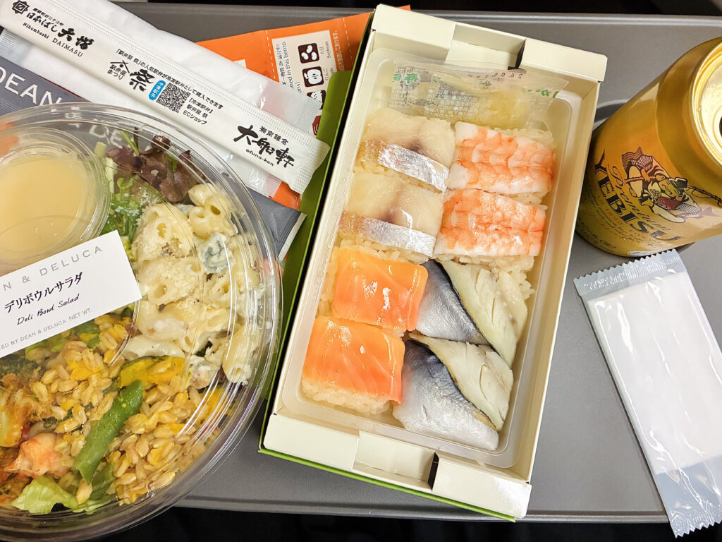 新幹線で食べた押し寿司と、DEAN & DELUCAディーンアンドデルーカのサラダ