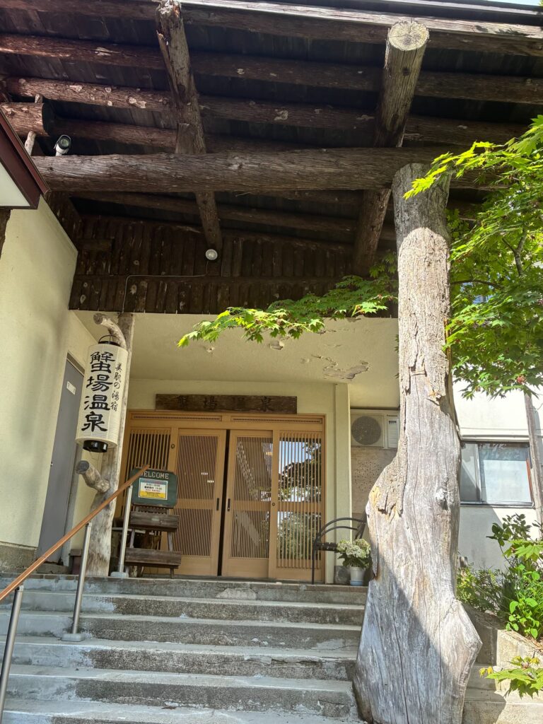 乳頭温泉郷 蟹場温泉の趣ある木造の建物外観と入り口の階段