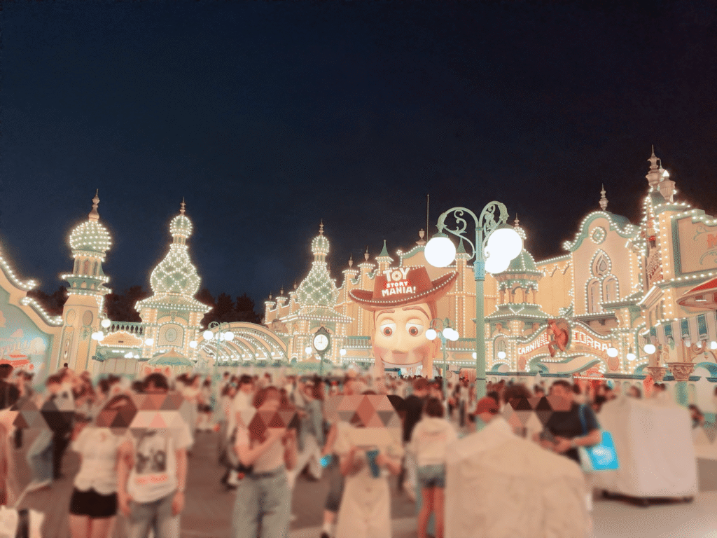 東京ディズニーシーの夜、ライトアップされたトイ・ストーリー・マニア！周辺の賑わい。