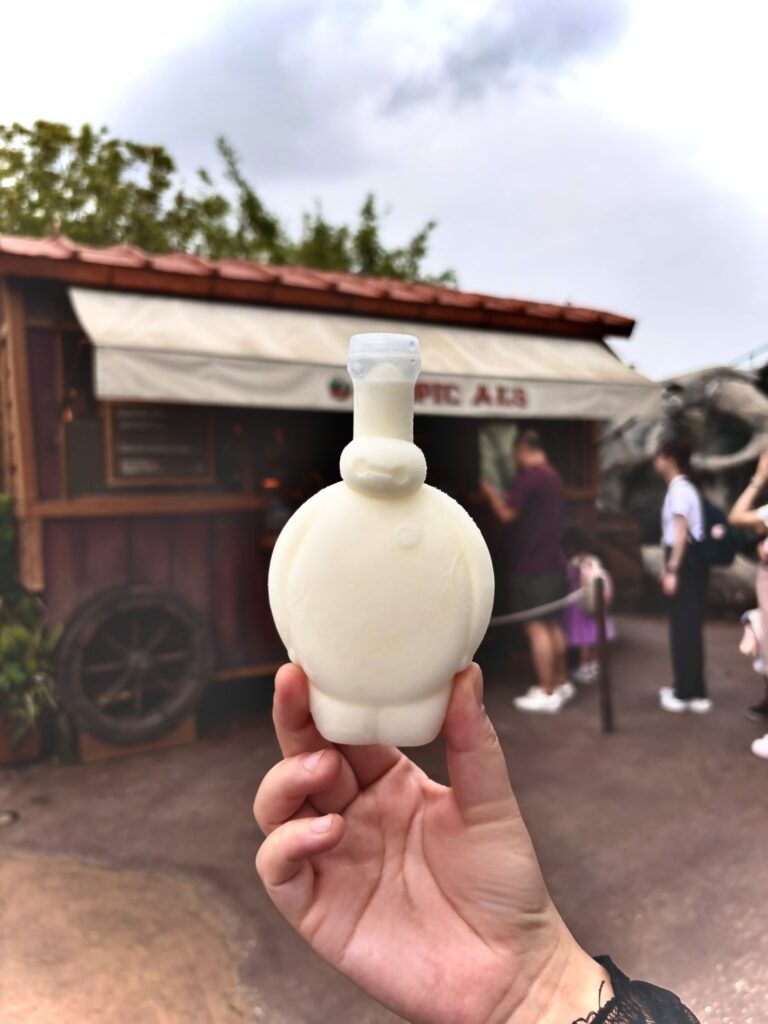 ベイマックスの形をしたヨーグルトのフローズンアイス。さっぱりして美味しいです。そしてかわいい！