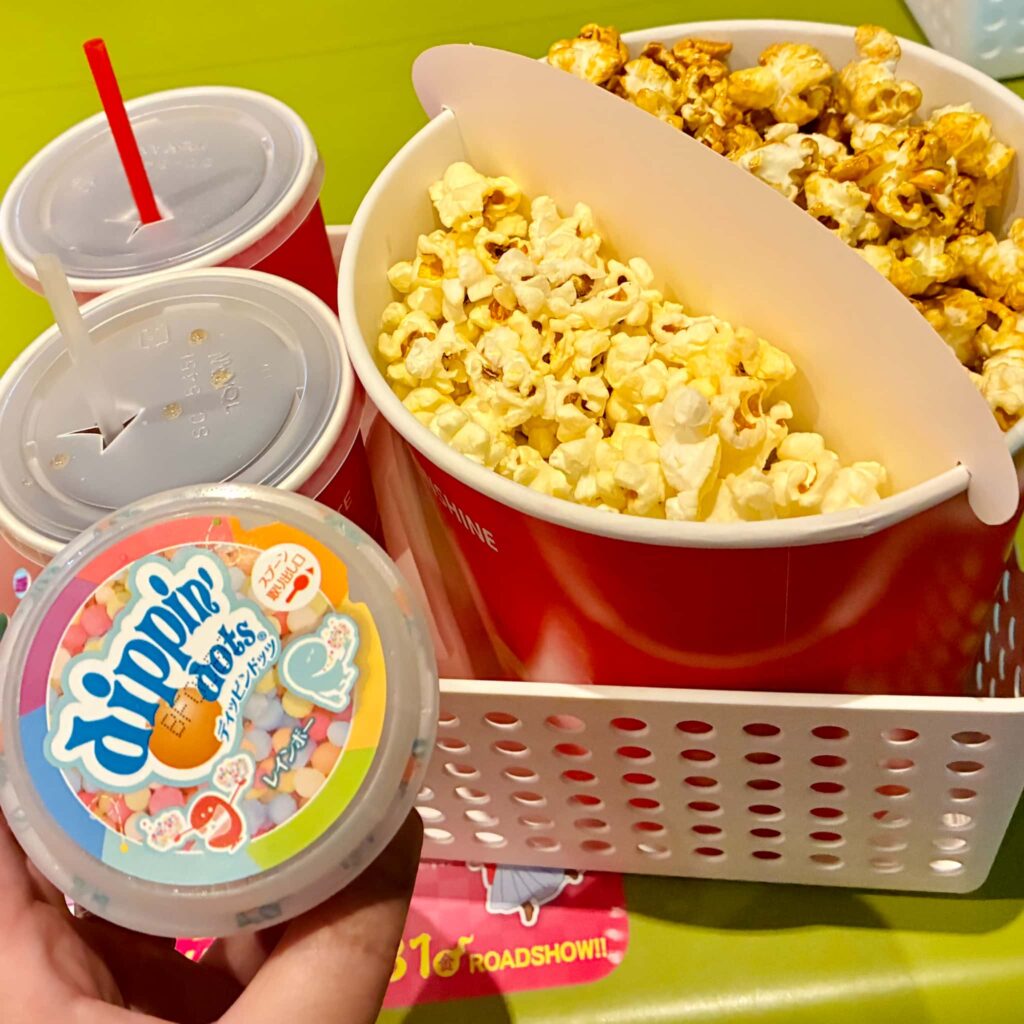 映画館で食べたハーフ＆ハーフのポップコーンとドリンク