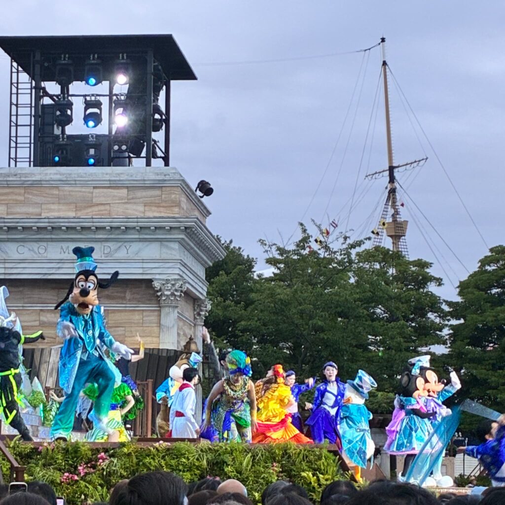 ステージショー「ダンス・ザ・グローブ！」で華やかに踊るグーフィー。
