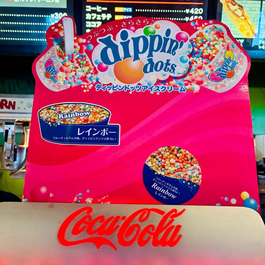 カラフルで可愛いディッピンドッツのアイスクリームメニュー看板