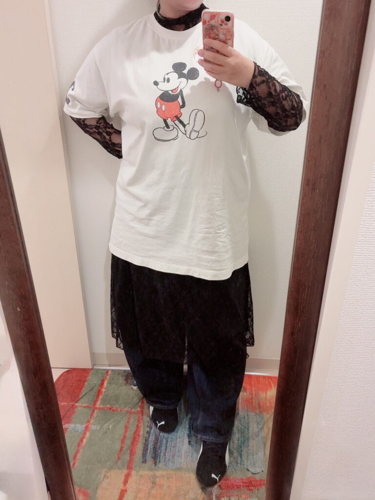 ミッキーTシャツと黒レーススカートのディズニーコーディネート