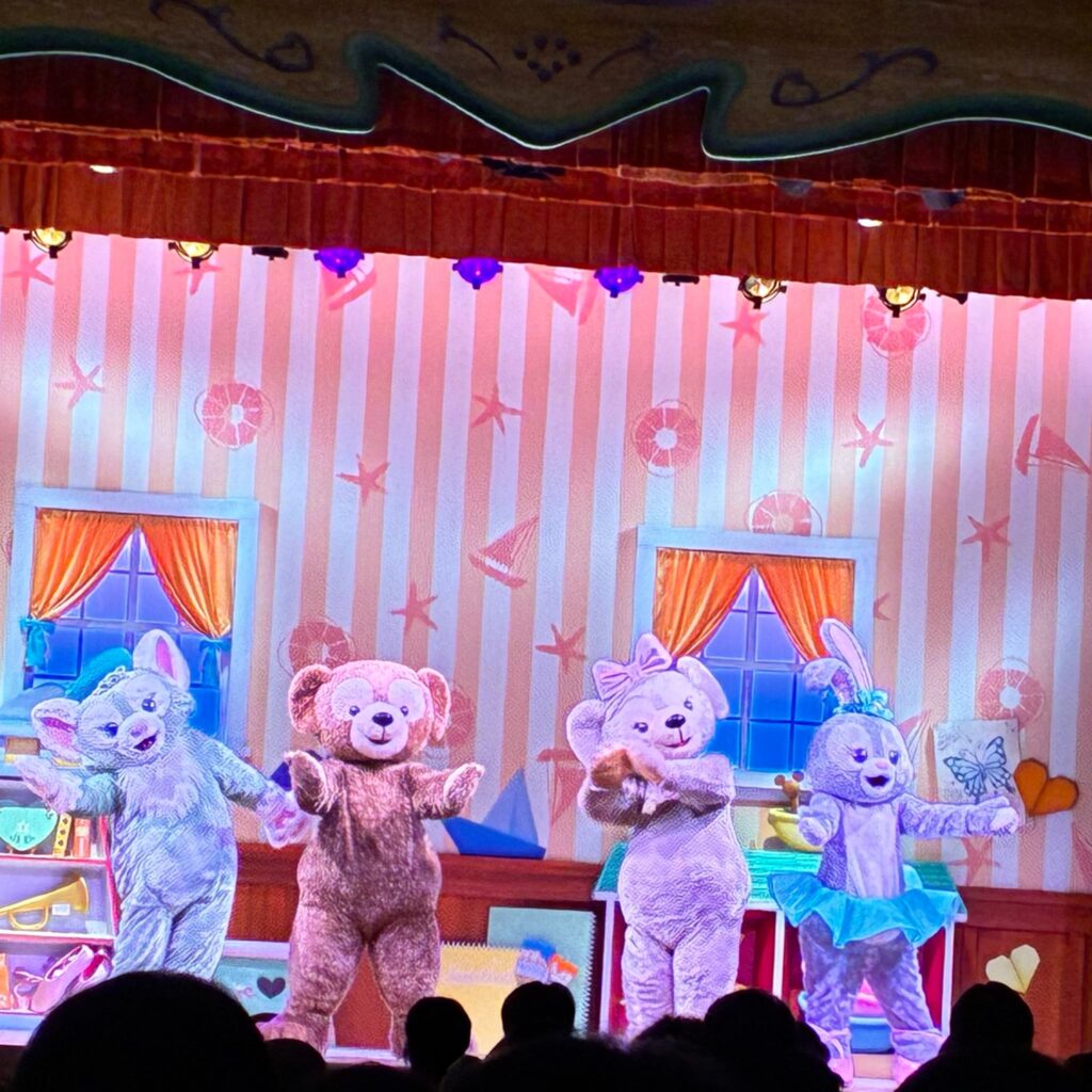 ステージで仲良く並ぶダッフィー＆フレンズたち。