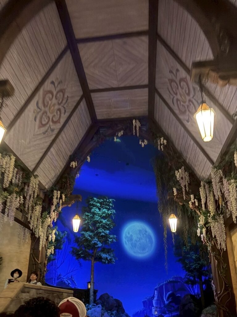アトラクション内部の、夜空と月が幻想的な美しい風景。
