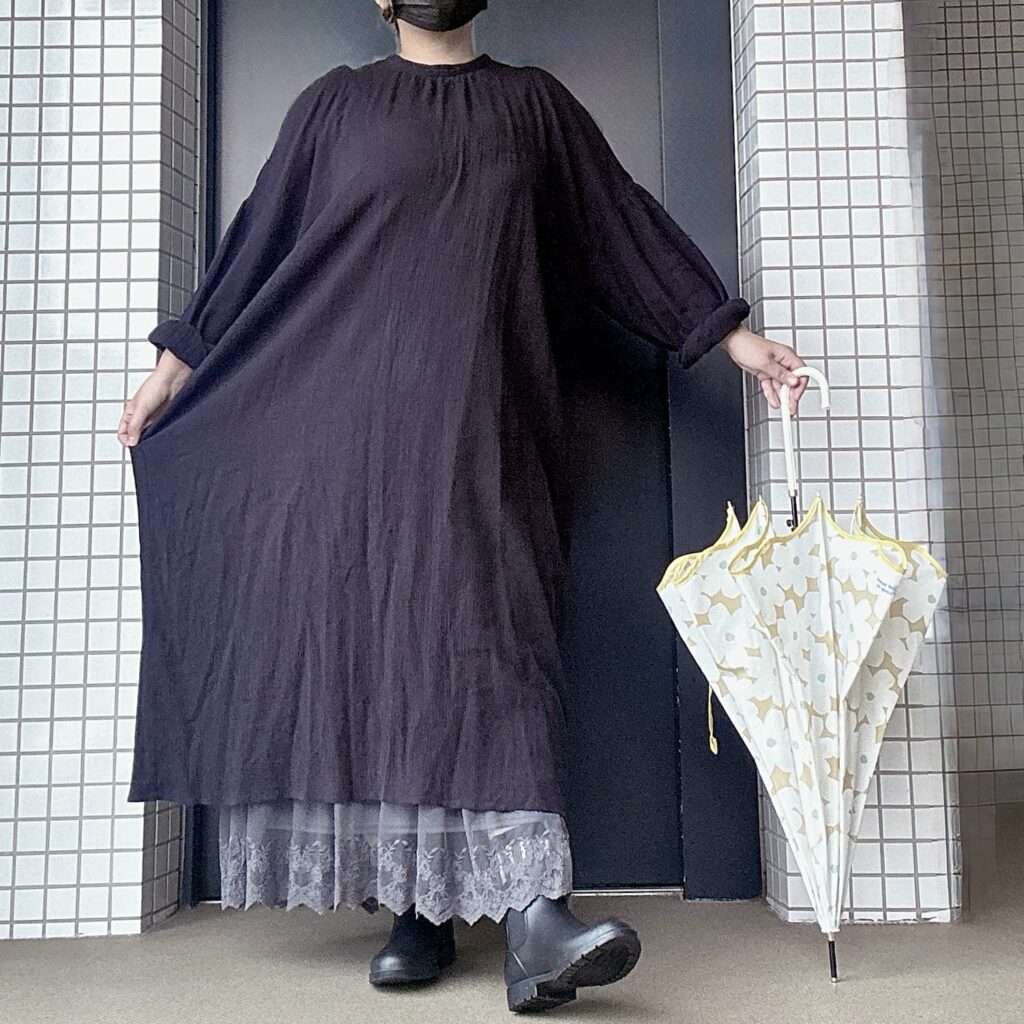 雨の日のワンピース出勤コーデ、ぽっちゃり主婦の着映えスタイル