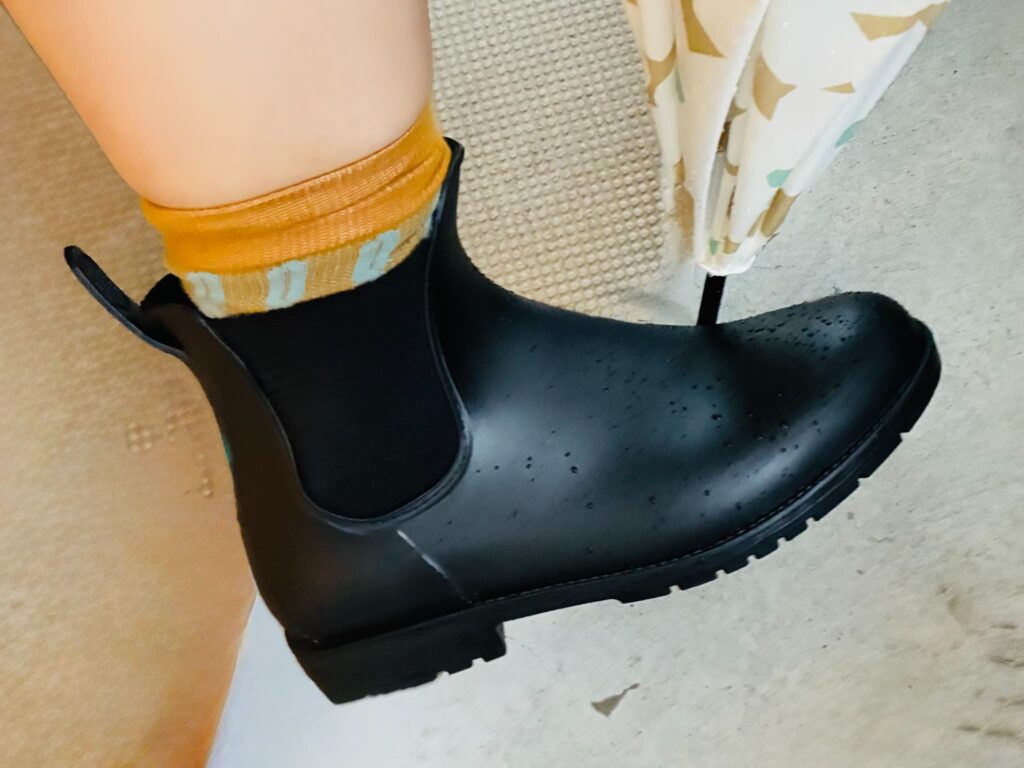 雨の日のレインブーツコーデ、お気に入りの靴下で気分を上げる足元