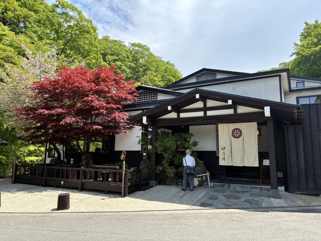 妙乃湯温泉の情緒あふれる入り口と暖簾