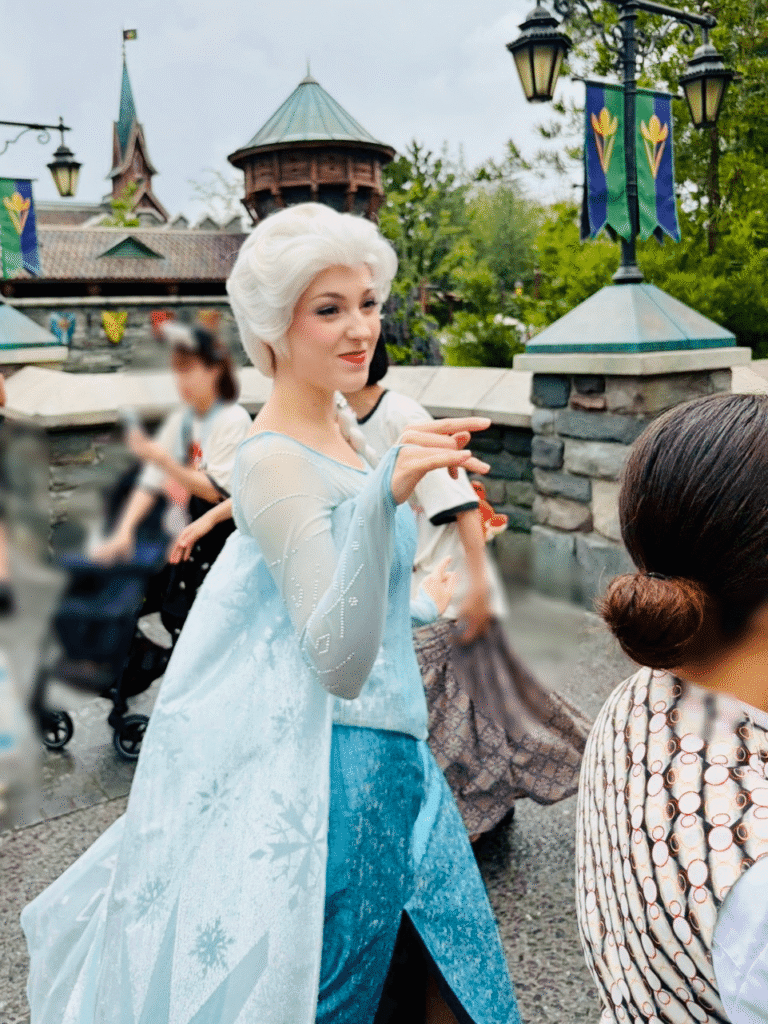 ファンタジースプリングスで出会った、映画『アナと雪の女王』のエルサとのグリーティング。