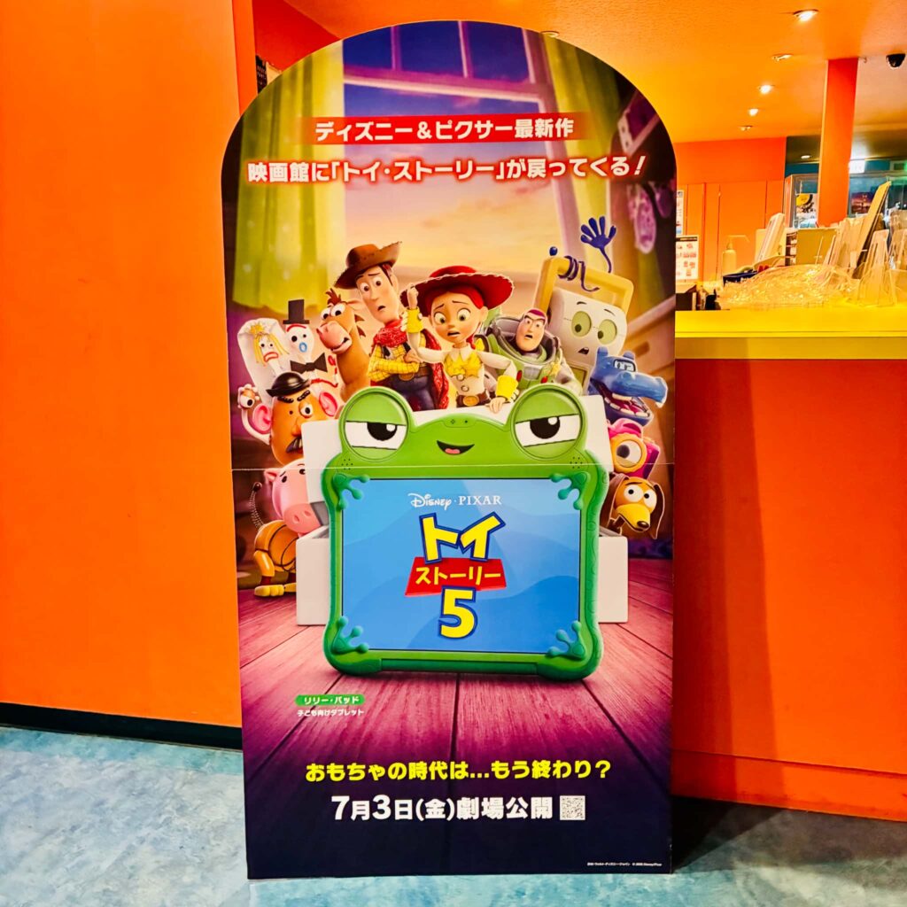 映画館に展示された『トイ・ストーリー5』の大きなキャラクターポスター・看板