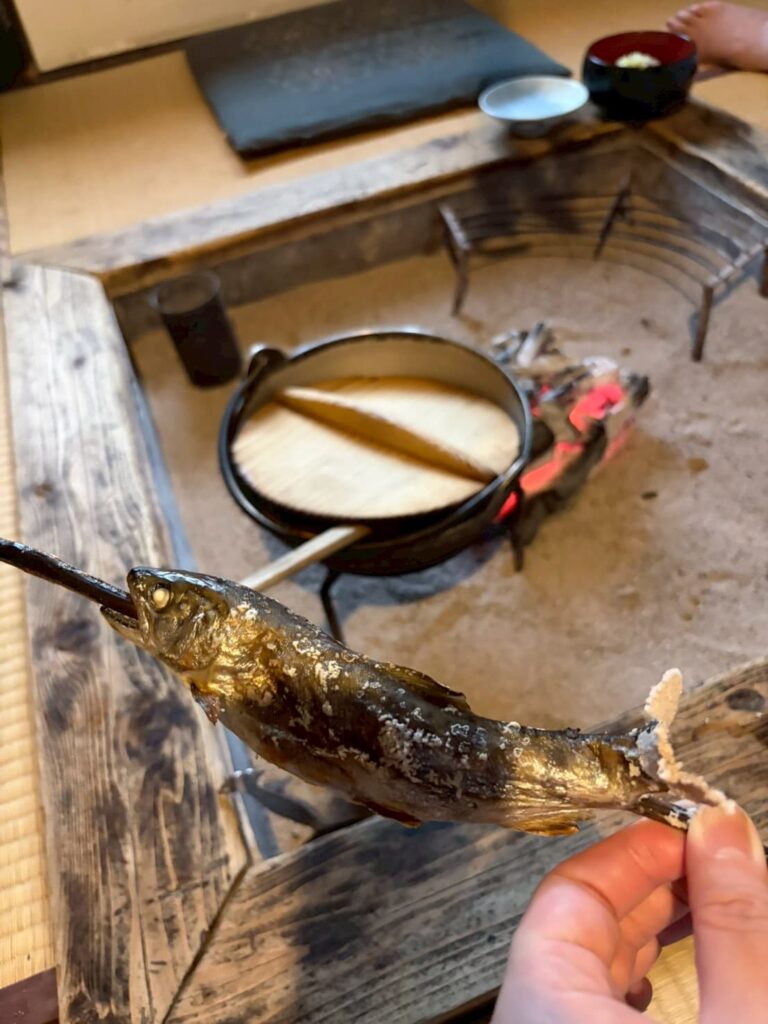 囲炉裏で焼くアユの塩焼き(アップ)