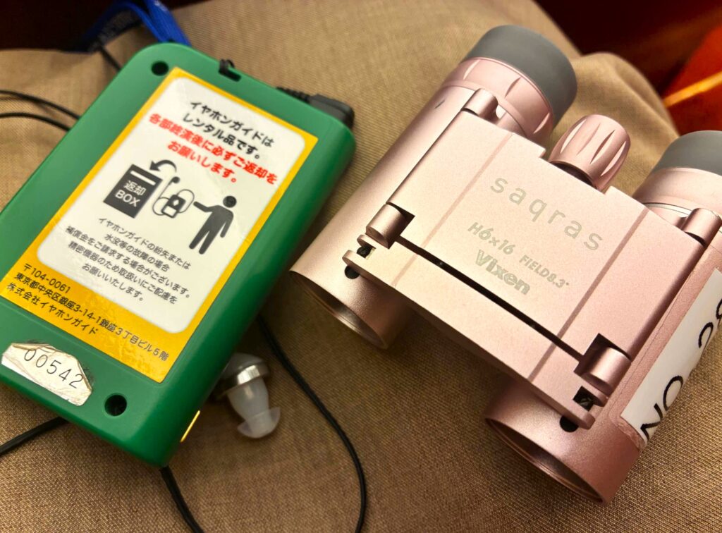 歌舞伎観劇のために持参したピンク色のVixen製双眼鏡とレンタルしたイヤホンガイド