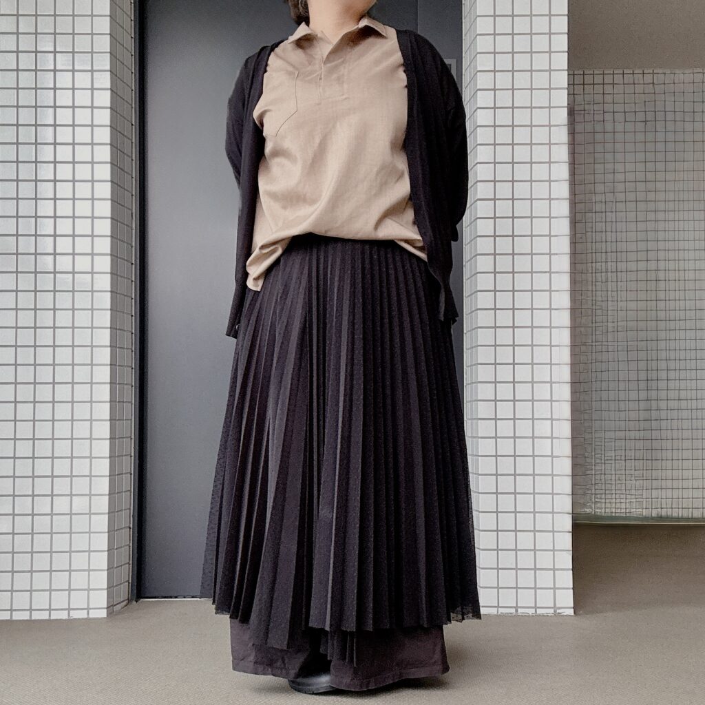 気温22度の肌寒い日にぴったりな黒カーディガンとプリーツスカートの秋コーデ