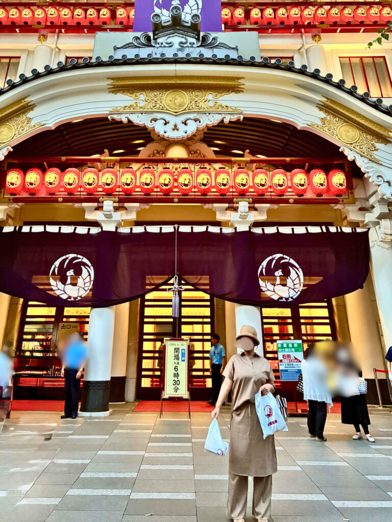 歌舞伎座の正面入り口前で「八月納涼歌舞伎」の観劇前に撮影したコーディネート写真