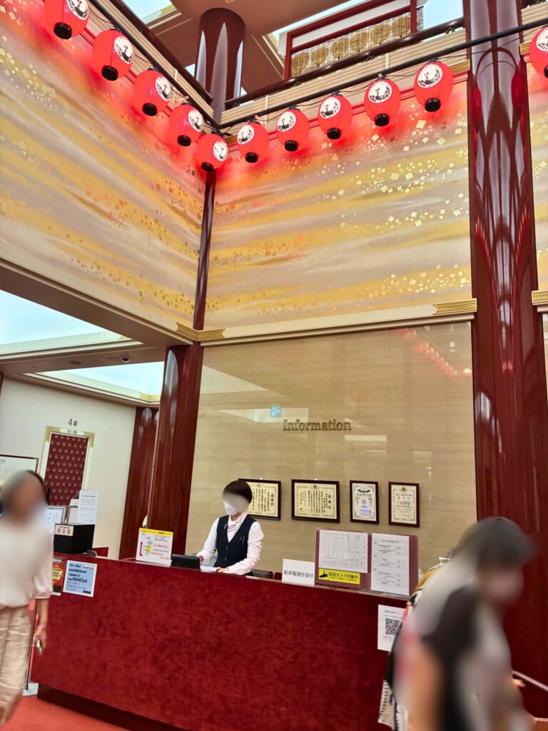 金箔が施された華やかな内装と赤を基調とした歌舞伎座のインフォメーション案内カウンター