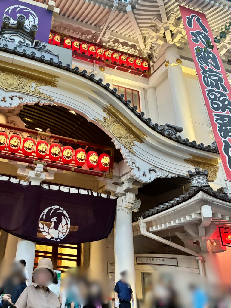歌舞伎座の象徴的な唐破風とずらりと並ぶ赤提灯の美しい建築デザイン