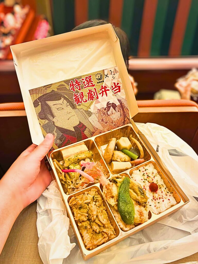 歌舞伎座の客席でいただいた、役者絵の掛け紙がついた豪華な特選観劇弁当