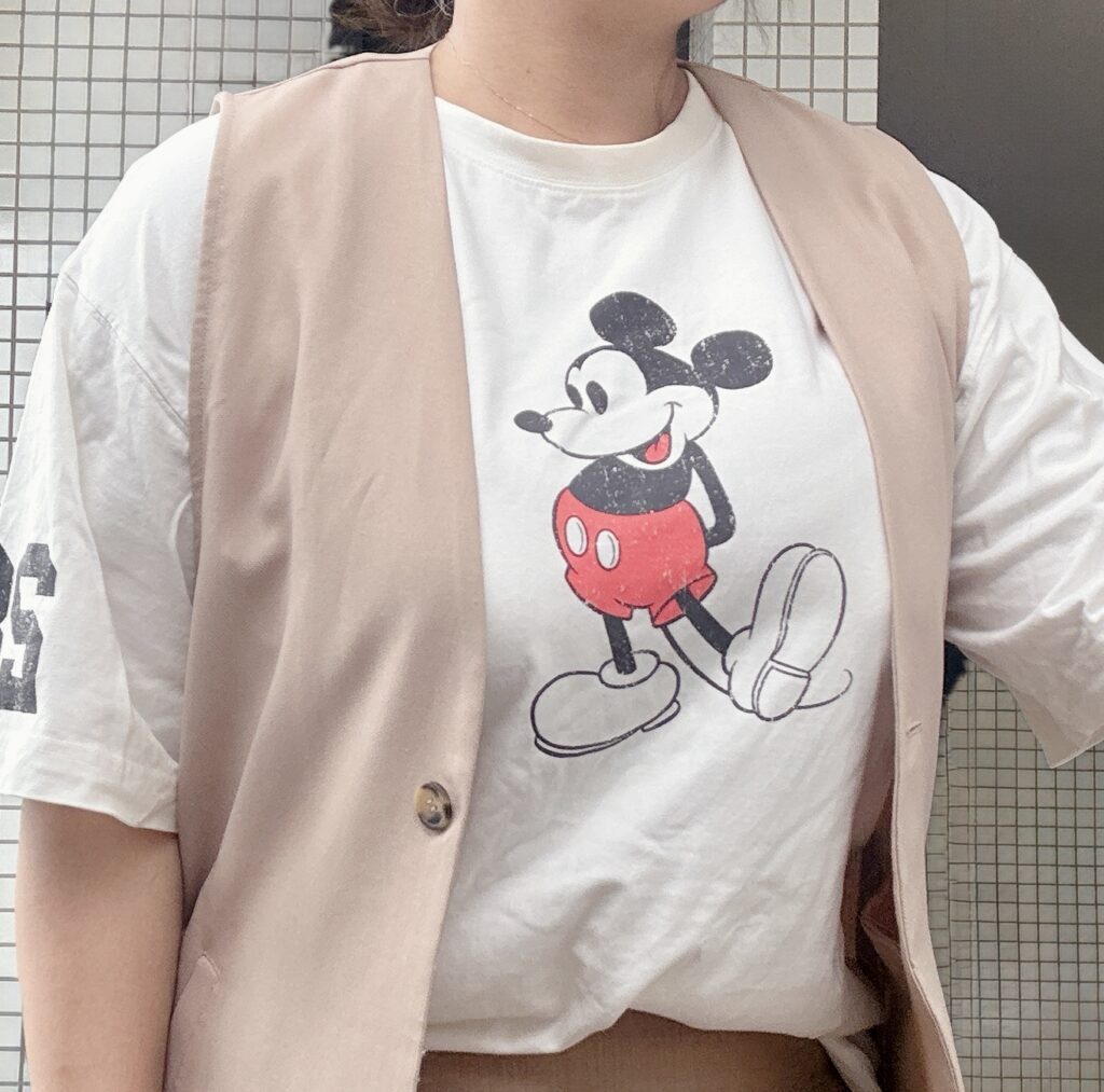 セットアップのインナーに着た可愛いヴィンテージ風ミッキーのプリントTシャツ