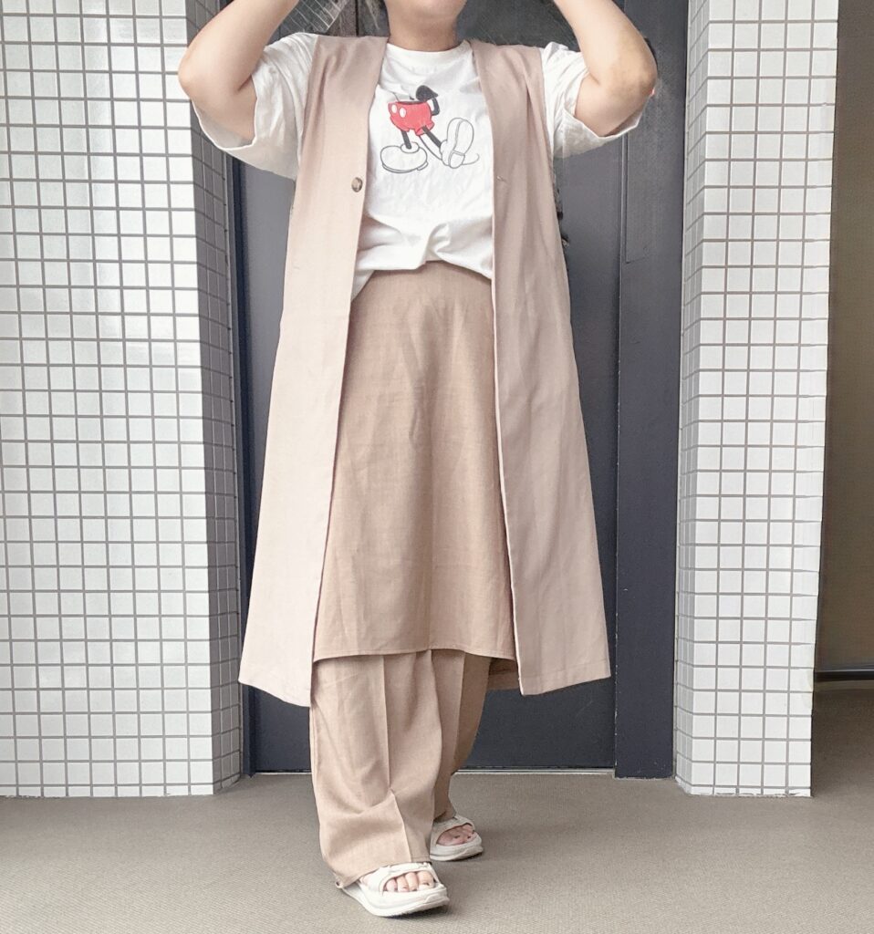 ミッキーTシャツとベージュのセットアップを合わせた大人カジュアルコーデ