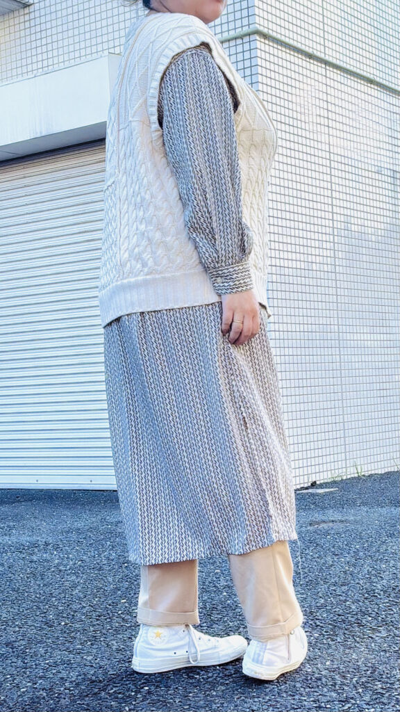 腰まわりまで温かく体型カバーできるゆったりケーブルニットベストとロングワンピのバックスタイル