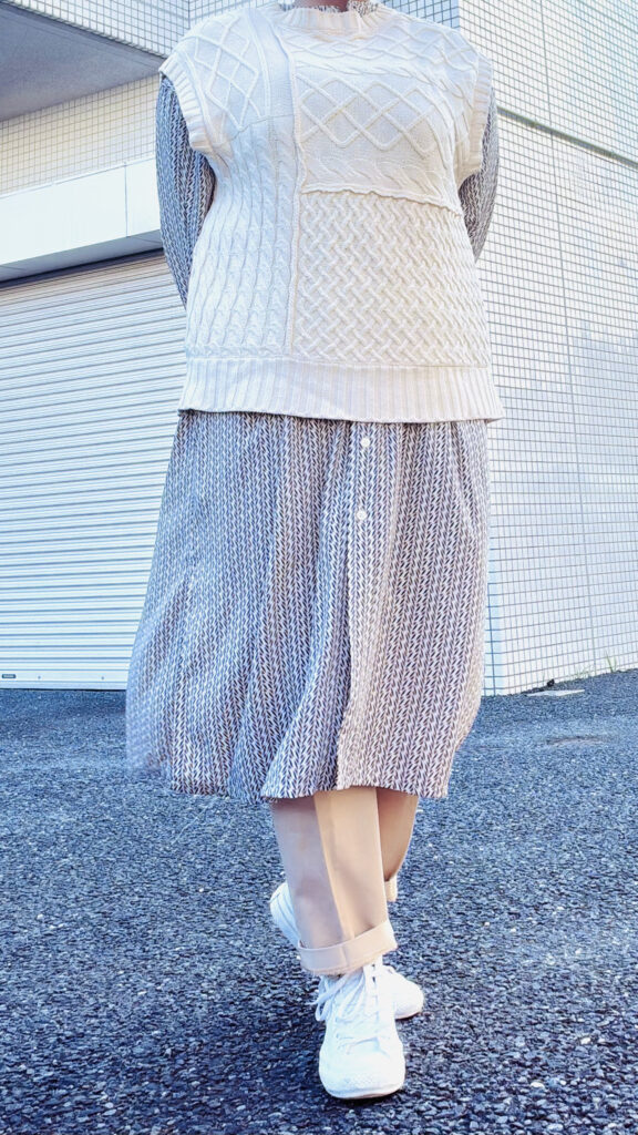 160cm/3XL 40代ぽっちゃり主婦のケーブルニットベスト×柄シャツワンピース着映えスタイル