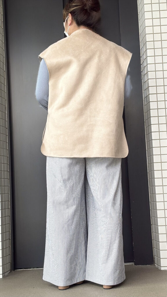 160cm/3XL ぽっちゃり女子の腰まわりとお尻をすっぽり隠すスエード調ジレのバックスタイル